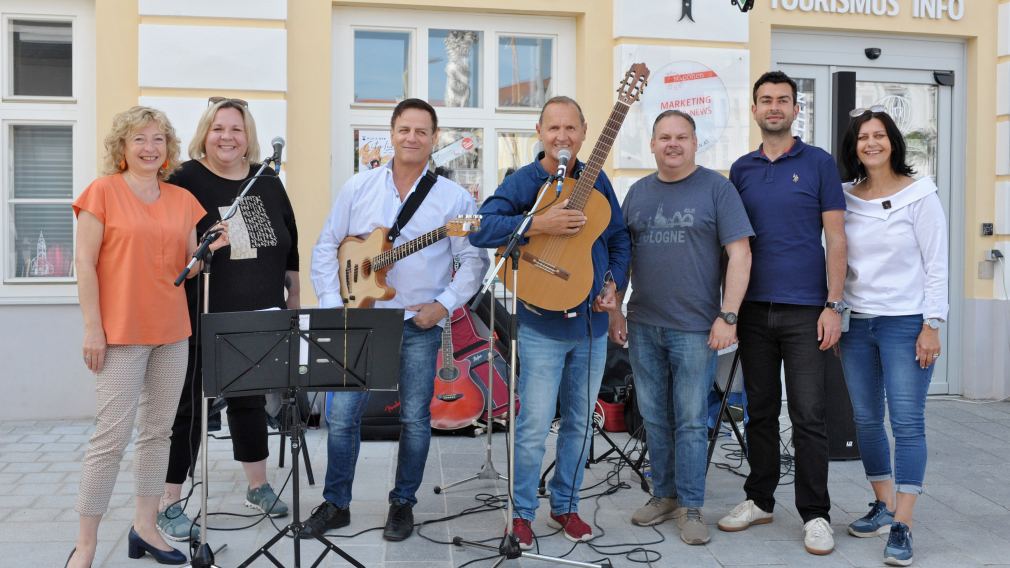 Bundesrätin Eva Prischl, Landtagsabgeordnete Kathrin Schindele sowie die Gemeinderäte Jürgen Kremsner und Ali Firat ließen sich den von Karin Schreylehner organisierten musikalischen Vormittag mit Charly Mo und Werner Hainitz nicht entgehen. Foto: Mayer