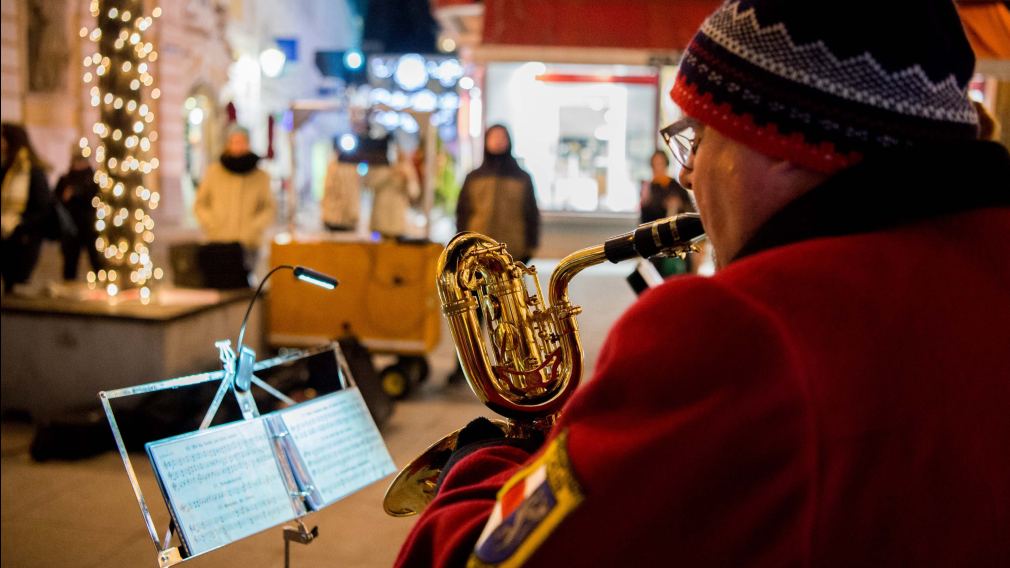 Das Bläserquartett der Musikschule lässt jeden Mittwoch von 17 bis 18 Uhr Weihnachtslieder erklingen. (Foto: Tanja Wagner)