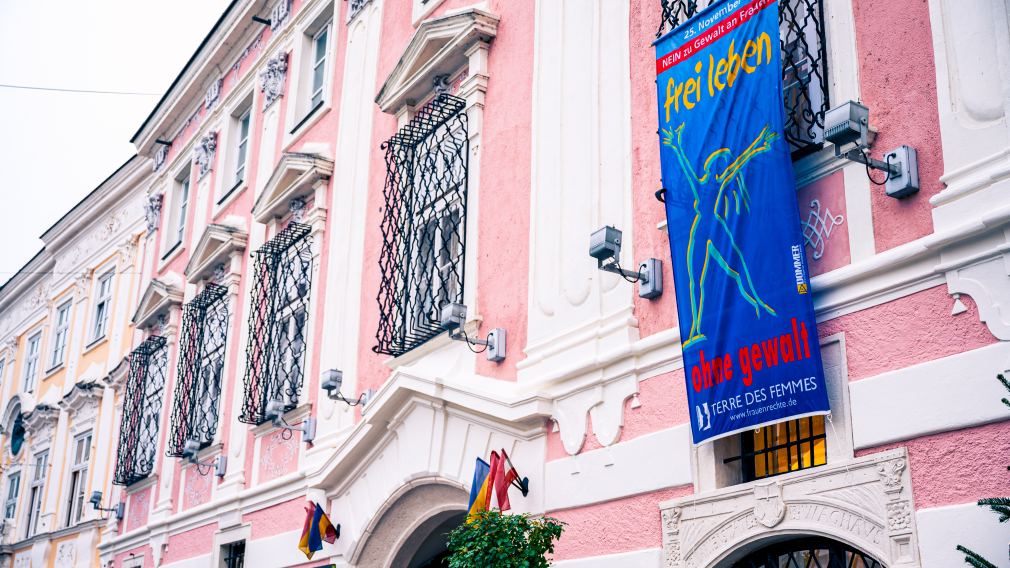 Die Flagge "Internationale Tage gegen Gewalt an Frauen verursacht durch Männer" am St. Pöltner Rathaus. (Foto: Arman Kalteis)