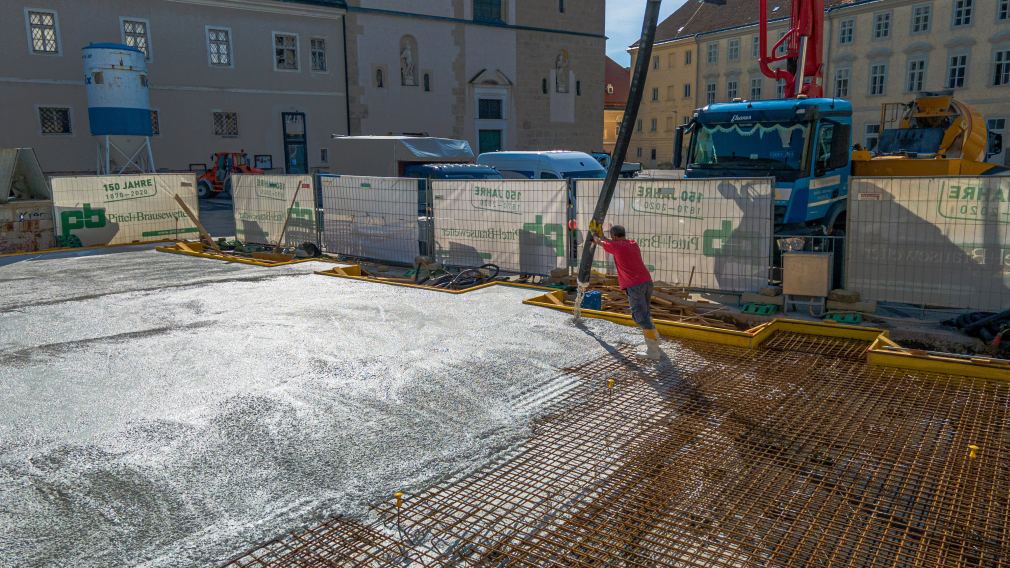 Betonierarbeiten am Domplatz