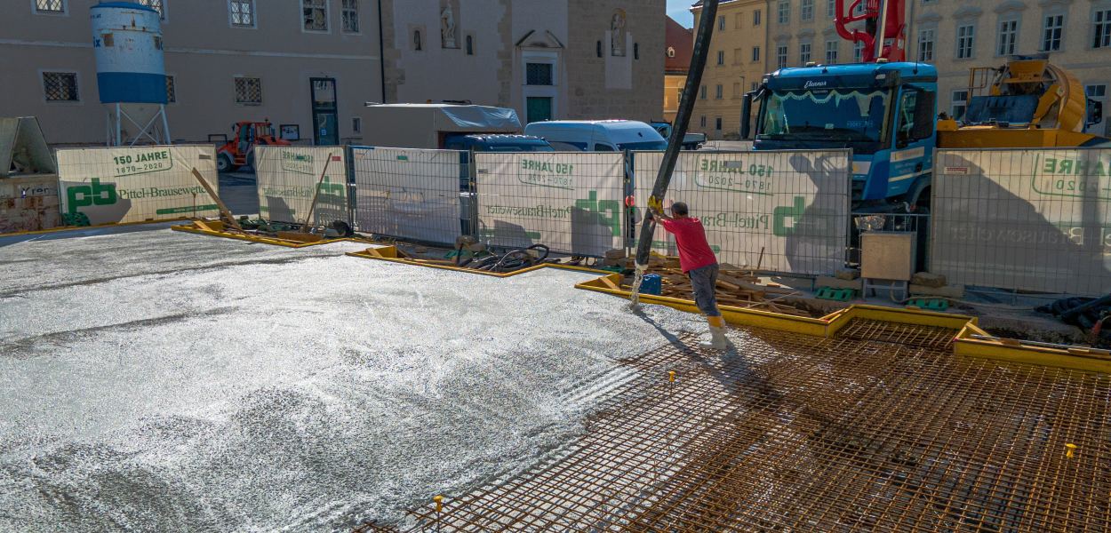 Betonierarbeiten am Domplatz