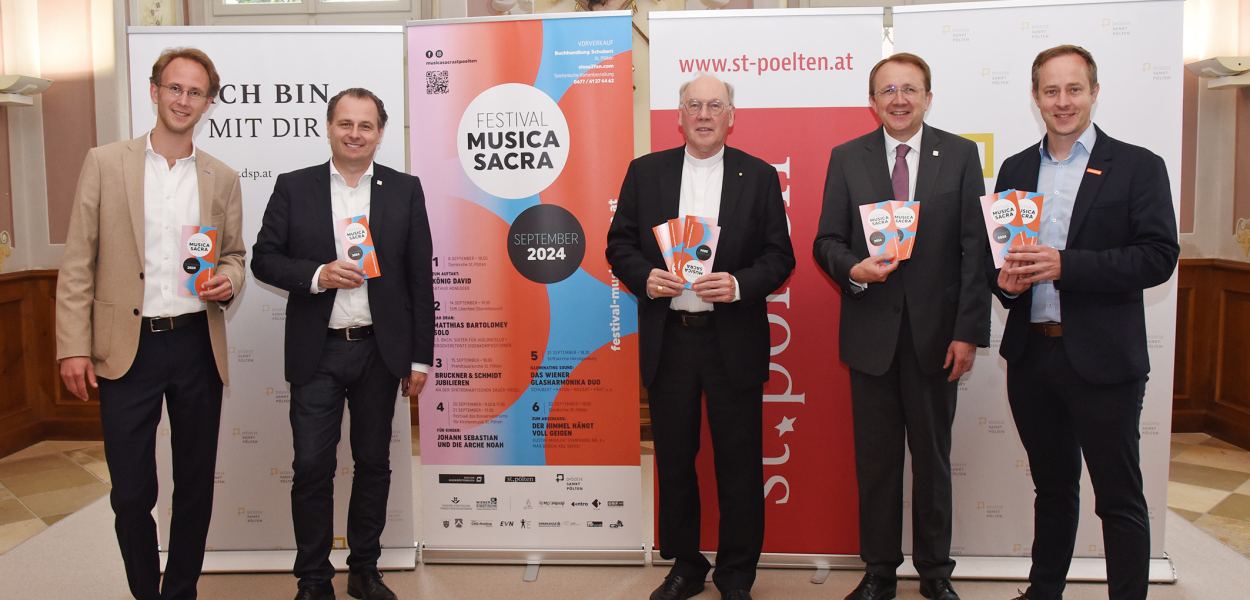 Fünf Personen mit Programmheften. (Foto: Vorlaufer)