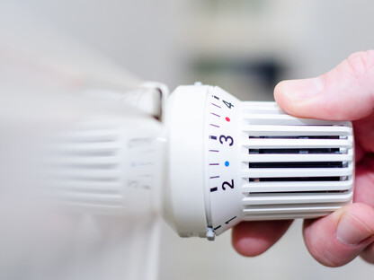 Alte Heizungsanlagen, die mit Fernwärme betrieben werden, sollten regelmäßig von einem Fachmann überprüft werden. (Foto: AdobeStock)