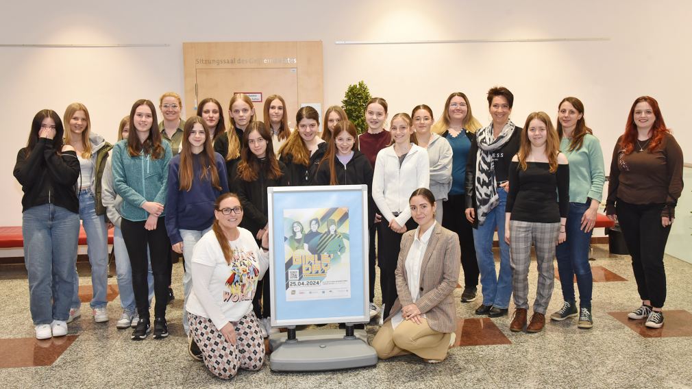 Teilnehmerinnen, Organisatorinnen und Vortragende des Girls' Day 2024. (Foto: Josef Vorlaufer)