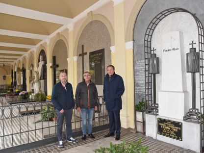 Drei Herren stehen bei den renovierten Arkaden am Hauptfriedhof.