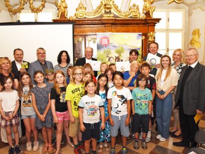 Das neue Kinderbuch, das die Geschichte des St. Pöltner Schutzpatrons erzählt, wurde vom Autor sowie von Bischof Alois Schwarz, Bürgermeister Matthias Stadler sowie weiteren Vertreter:innen im Museum am Dom vorgestellt. (Foto: Vorlaufer)