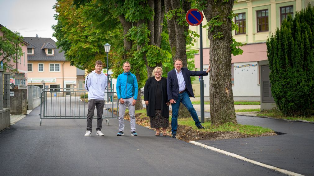 Bürgermeister Matthias Stadler besucht die Baustelle in der Kirchengasse, St. Georgen. 
Von links nach rechts: Julius Eckl, Martin Petermann, GR Birgit Becker und Bürgermeister Matthias Stadler. (Foto: Arman Kalteis)