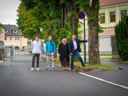 Bürgermeister Matthias Stadler besucht die Baustelle in der Kirchengasse, St. Georgen. 
Von links nach rechts: Julius Eckl, Martin Petermann, GR Birgit Becker und Bürgermeister Matthias Stadler. (Foto: Arman Kalteis)