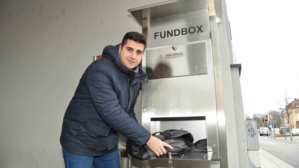 Karim Ouni vom Fundamt beim Entleeren der neuen Fundbox am Bahnhofplatz. (Foto: Josef Vorlaufer)