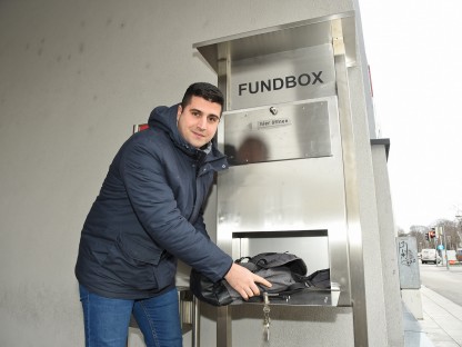 Karim Ouni vom Fundamt beim Entleeren der neuen Fundbox am Bahnhofplatz. (Foto: Josef Vorlaufer)