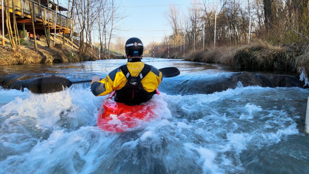 Die Wildwasserstrecke der Naturfreunde bietet ein einzigartiges Sporterlebnis mitten in der Stadt. (Foto: Arman Kalteis)