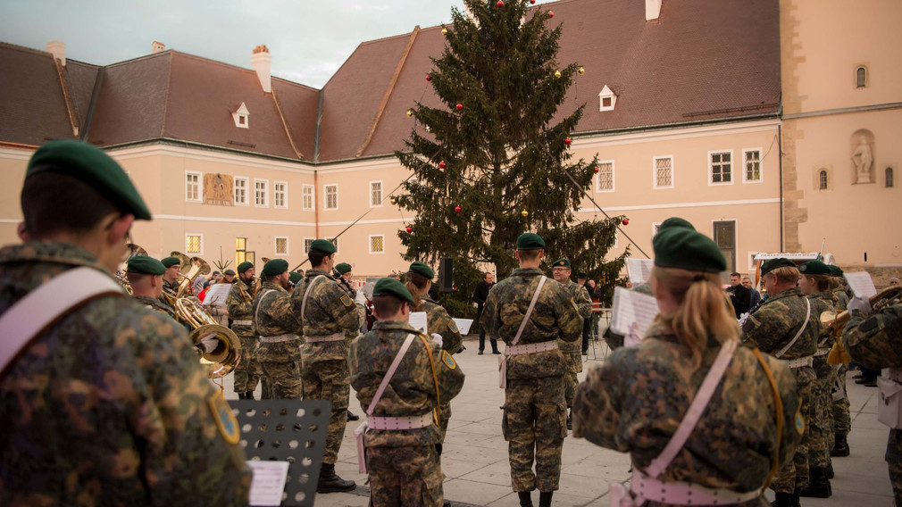 Der Christbaum auf dem Domplatz wurde, untermalt von der Militärmusik feierlich erleuchtet.