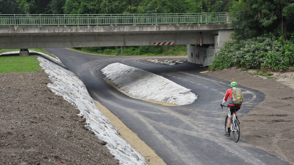 Der Traisentalradweg im Bereich an der Brücke in Radlberg nach den Sanierungsarbeiten. (Foto: Josef Vorlaufer)