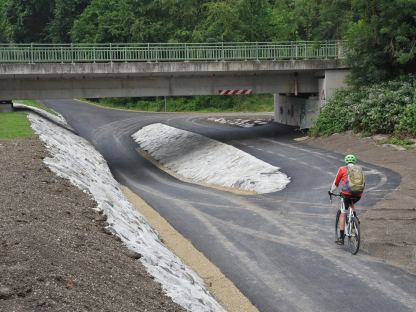 Der Traisentalradweg im Bereich an der Brücke in Radlberg nach den Sanierungsarbeiten. (Foto: Josef Vorlaufer)
