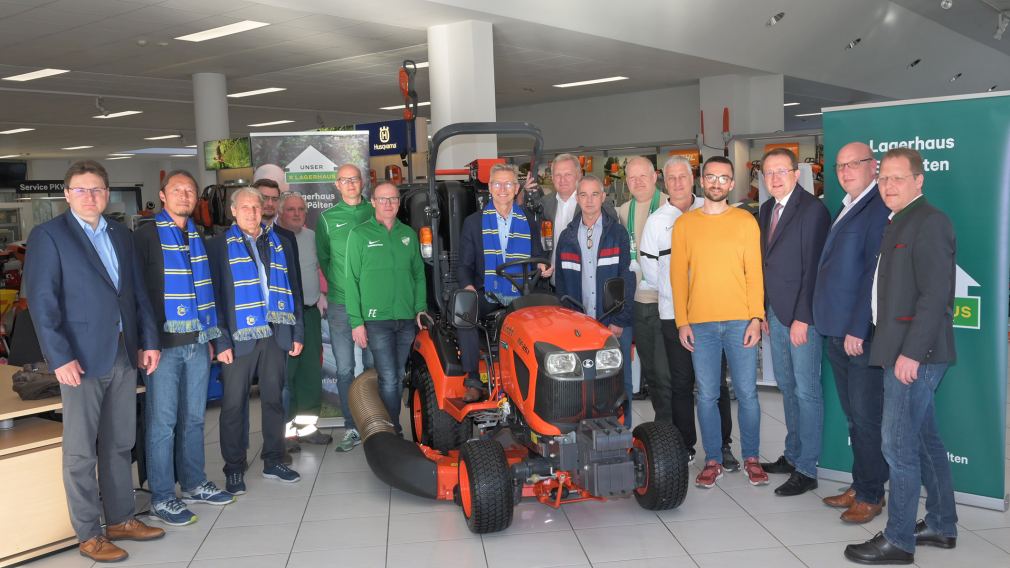 16 Personen mit einem Rasentraktor. (Foto: Vorlaufer)