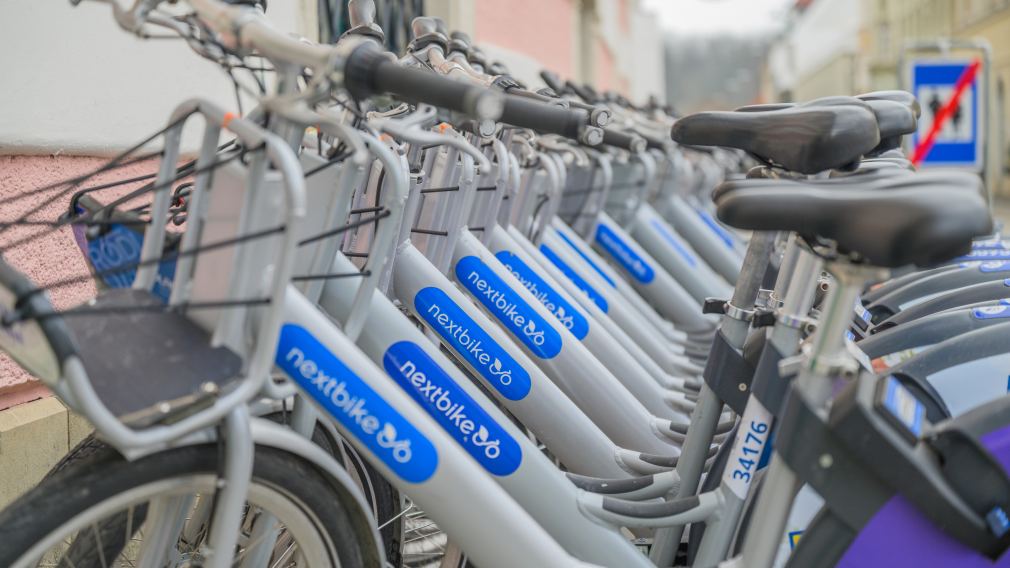 Nextbikes in einer Reihe nebeneinander stehend.