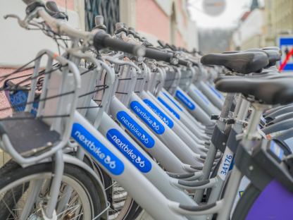 Nextbikes in einer Reihe nebeneinander stehend.