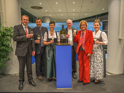 Ein Gruppenfoto bei der Segnung des Hauptstadtweins.