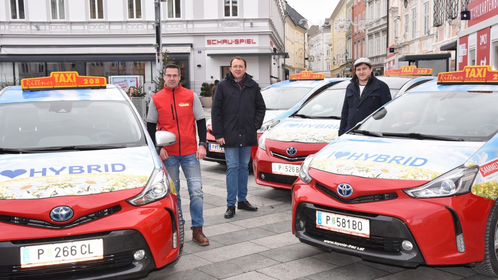 Taxifahrer Roman Habersam, Bürgermeister Matthias Stadler und Jugendgemeinderat Gregor Unfried stehend zwischen Taxis am Rathausplatz. (Foto: Josef Vorlaufer)