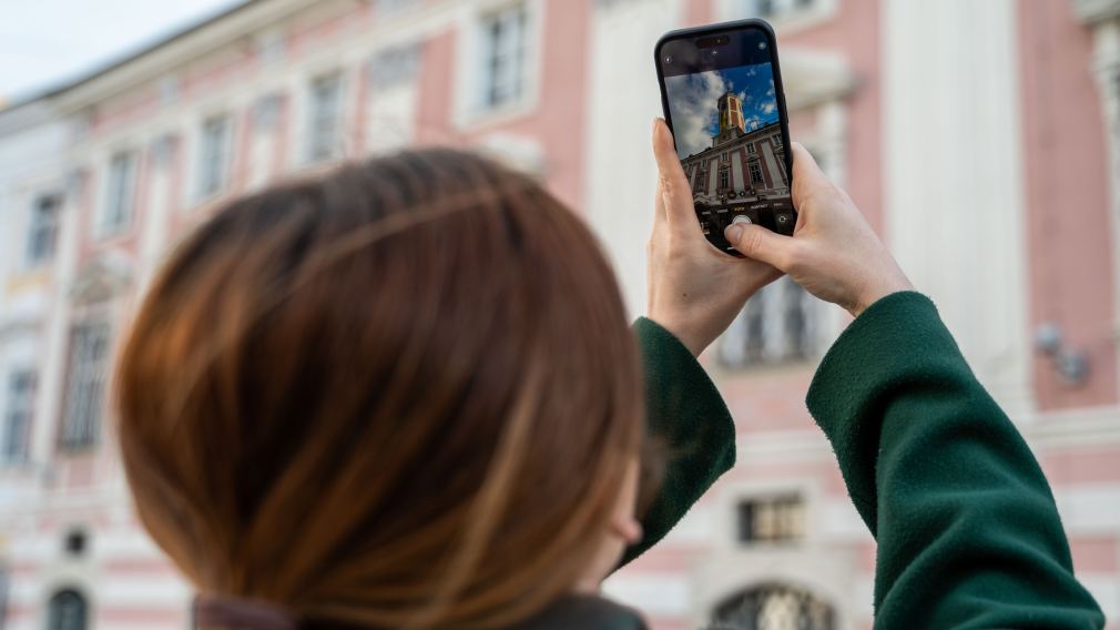 Frau fotografiert das Rathaus mit ihrem Handy. (Foto: Christian Krückel)