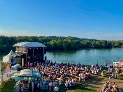 In gemütlichem Ambiente am See können die Besucher:innen am 26. Juli feinsten Bluesklängen lauschen. (Foto: Marketing St. Pölten GmbH)