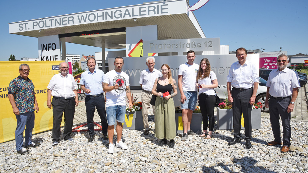 STR Peter F. Krammer, Obmann Dir. Wilhelm Gelb, Abgeordneter zum NÖ Landtag Martin Michalitsch, Raphael Kellner, Obmann-Stv. Anton Damböck, Sabrina Prokop, Markus Teufel und Julia Ambichl, Bürgermeister Mag. Matthias Stadler und Aufsichtsrats-Vorsitzender Walter Koller. (Foto: Josef Vorlaufer)