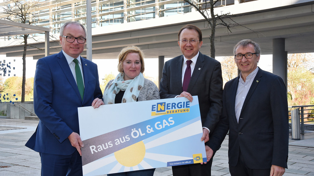 Fördern den Umstieg von Öl- und Gasheizungen auf moderne Heizsysteme: Landesrat Stephan Pernkopf, Tatjana Fischer von der Abteilung Umweltschutz des Magistrats St. Pölten, Bürgermeister Matthias Stadler und eNu-Geschäftsführer Herbert Greisberger (Foto: Josef Vorlaufer)