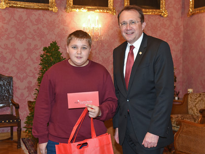 Simon Schüszler und Bürgermeister Matthias Stadler im Bürgermeisterzimmer. Foto: Josef Vorlaufer