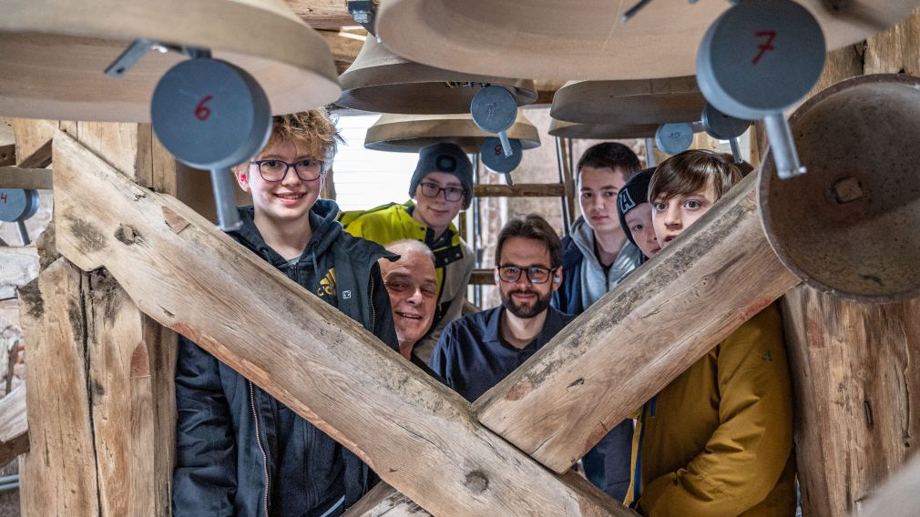 Die Schüler:innen des BRG/BORG St. Pölten beim Glockenspiel. (Foto: Christian Krückel)