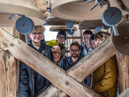 Die Schüler:innen des BRG/BORG St. Pölten beim Glockenspiel. (Foto: Christian Krückel)