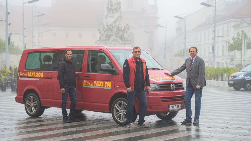 Peter Eigelsreiter (Leiter Geschäftsbereich Gesundheit, Soziales und Umwelt), Josef Rittner (Geschäftsführer Rittner-Taxi) und Bürgermeister Stadler bei einem Gruppenfoto mit einem Rittner-Fahrzeug. (Foto: Arman Kalteis)