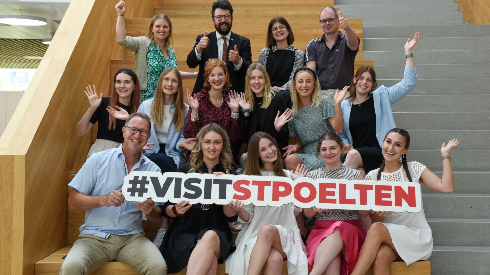 FH-Professorin Carina Wagner-Havlicek, Vizebürgermeister Harald Ludwig, Klara Datzinger von St. Pölten Tourismus, Studiengangsleiter Harald Wimmer und Tourismusdirektor Stefan Bauer mit den Studentinnen des Master-Lehrganges Digital Marketing & Kommunikation. (Foto: Josef Vorlaufer)