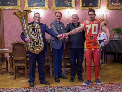 Vier Personen im Bürgermeisterzimmer. (Foto: Kalteis)