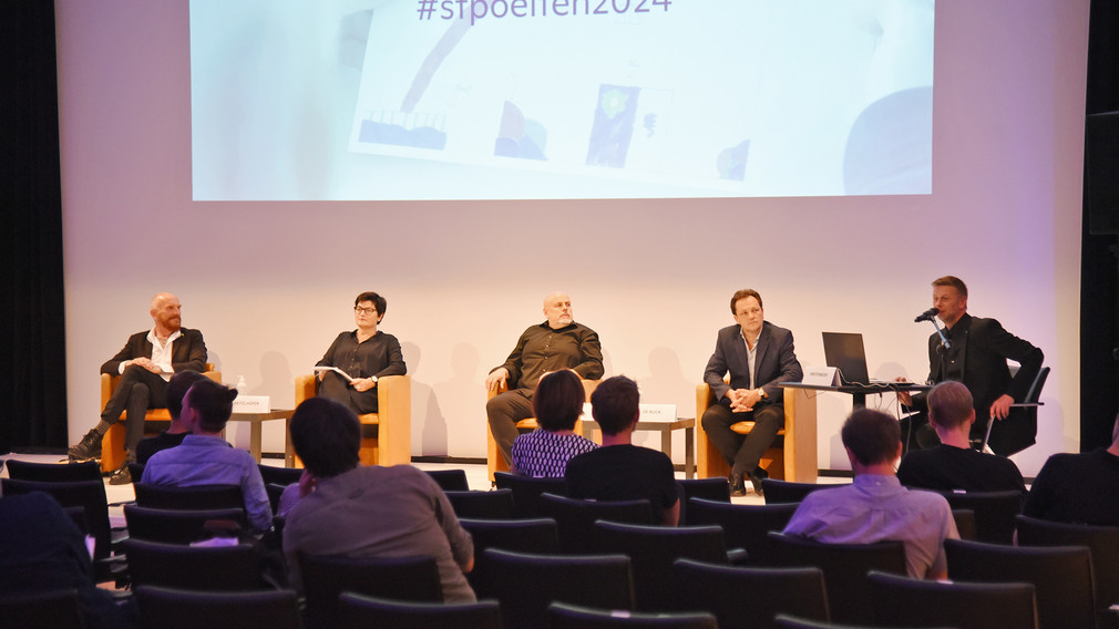 Andreas Hoffer (Künstlerischer Leiter "KinderKunstLabor"), Anna Detzlhofer (Landschaftsarchitektin und Fachpreisrichterin), Bernhard Marte (Architekt, Fachpreisrichter und Juryvorsitzender) sowie Jens de Buck (Leiter der Stadtplanung St. Pölten, Fachpreisrichter) im Gespräch mit Günther Hintermeier (Verfahrensbegleitung) bei der Informationsveranstaltung zur europaweiten Architekturausschreibung für das KinderKunstLabor im Festspielhaus. (Foto: Josef Vorlaufer).

