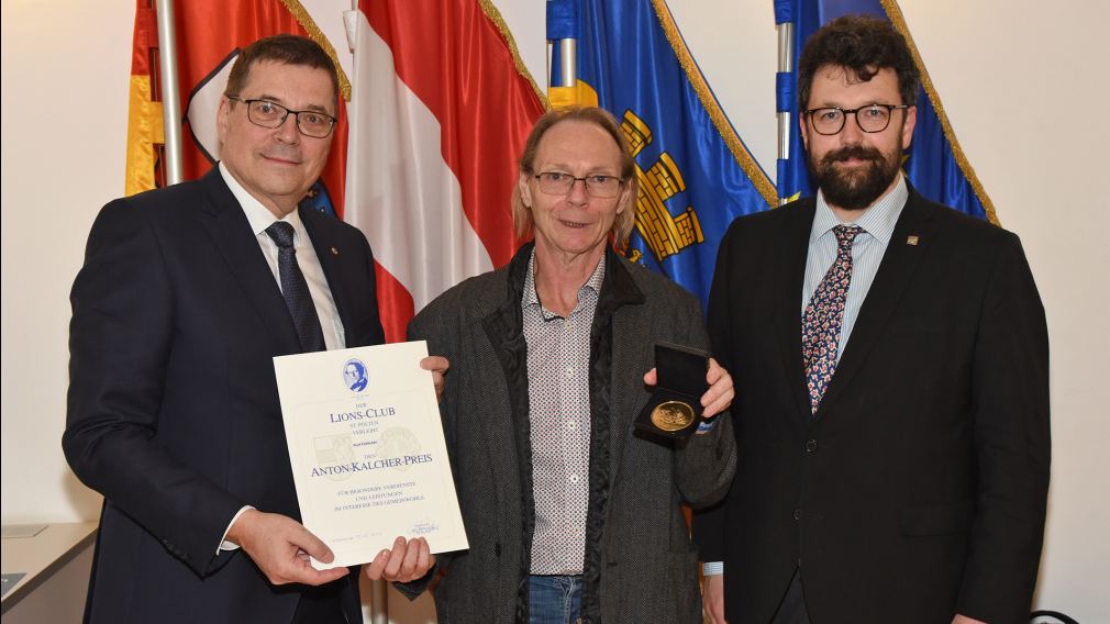 Lions-Club Präsidenten Günter Nusterer, Preisträger Kurt Fellöcker und Vizebürgermeister Harald Ludwig bei der Verleihung im Gemeinderatssaal. (Foto: Josef Vorlaufer)