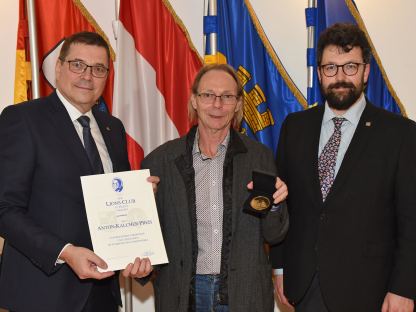 Lions-Club Präsidenten Günter Nusterer, Preisträger Kurt Fellöcker und Vizebürgermeister Harald Ludwig bei der Verleihung im Gemeinderatssaal. (Foto: Josef Vorlaufer)