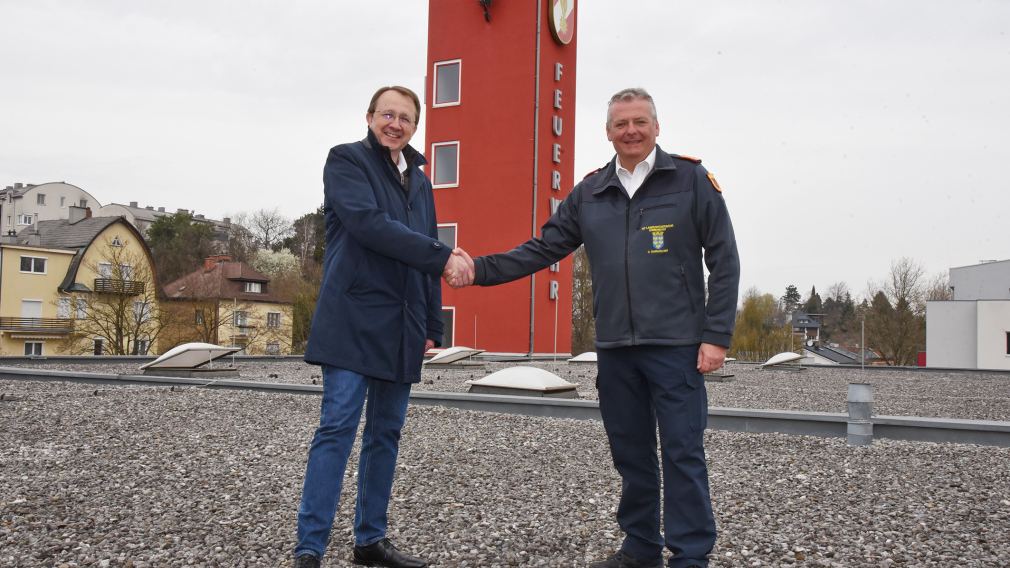 Zwei Personen auf dem Flachdach der Feuerwehrzentrale. (Foto: Vorlaufer)