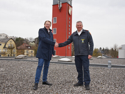 Zwei Personen auf dem Flachdach der Feuerwehrzentrale. (Foto: Vorlaufer)