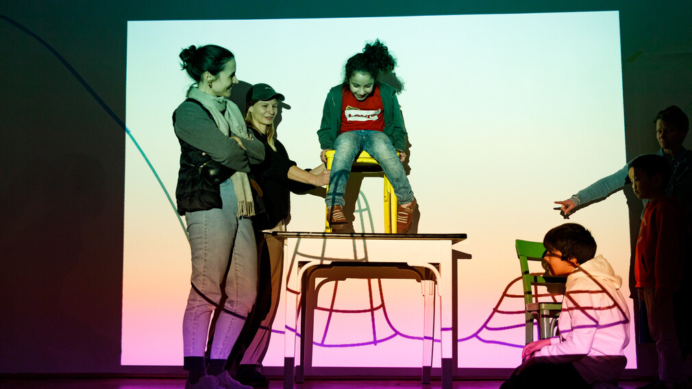 Mitgestalter:innen der Kunstideenwerkstatt „ertesten“ den Entwurf einer Spielskulptur für das KinderKunstLabor mit dem Designbüro mischer’traxler. (Foto: Max Kropitz)