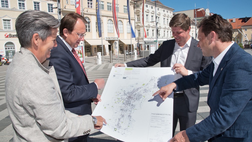 Andrea Wiener, Matthias Stadler, Herfrid Schedlmayer und Jens de Buck mit dem Plan von der Potentialanalyse. Foto: Josef Vorlaufer