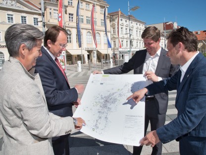 Andrea Wiener, Matthias Stadler, Herfrid Schedlmayer und Jens de Buck mit dem Plan von der Potentialanalyse. Foto: Josef Vorlaufer