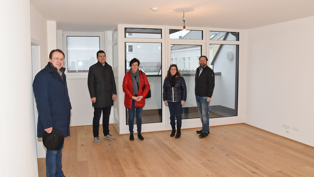 Hauseigentümer und Bürgermeister  stehend in leerem Wohnraum. (Foto: Josef Vorlaufer)