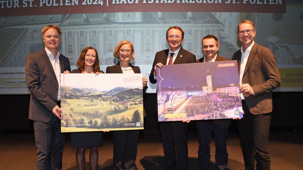 6 Personen mit Tafeln in der Hand. (Foto: Vorlaufer)