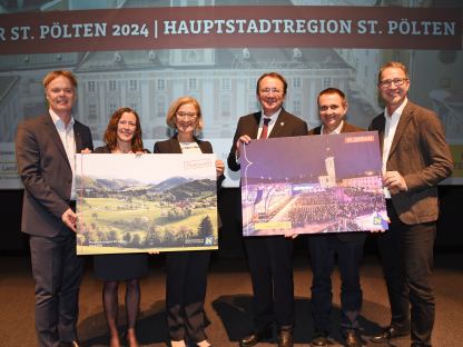 6 Personen mit Tafeln in der Hand. (Foto: Vorlaufer)