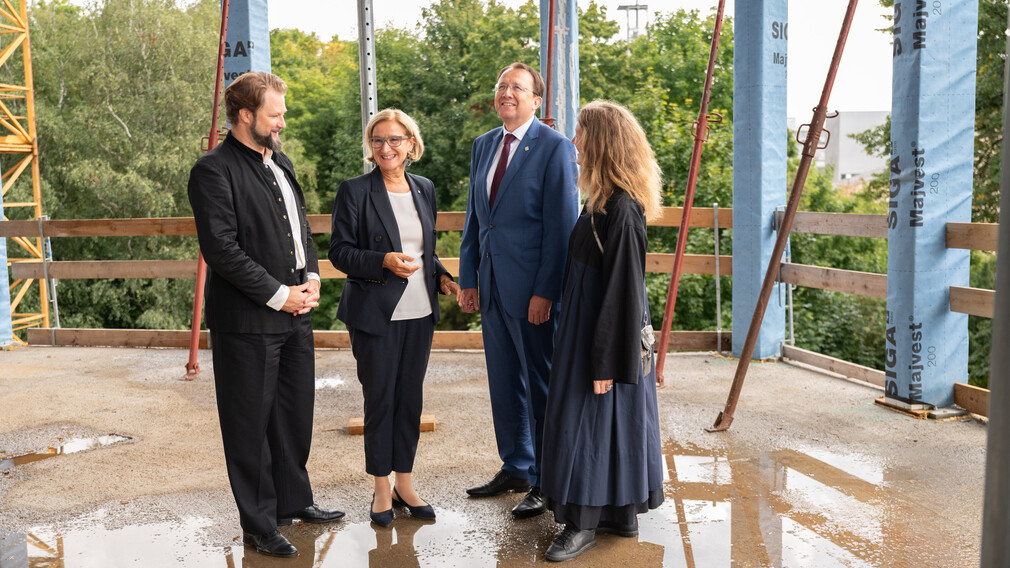 Vier Personen auf der Baustelle. (Foto: Kalteis)