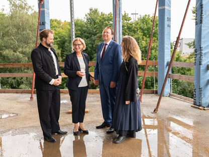 Vier Personen auf der Baustelle. (Foto: Kalteis)