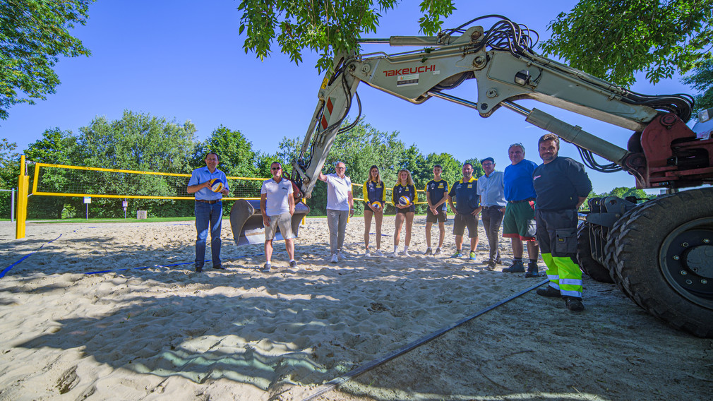 Bürgermeister Matthias Stadler testete bereits den neuen Sandplatz gemeinsam mit den Sportler:innen des SLZ. (Foto: Arman Kalteis)

