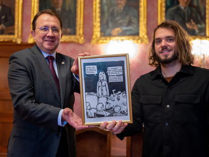 Zwei Personen mit einem Bild in der Hand. (Foto: Kalteis)