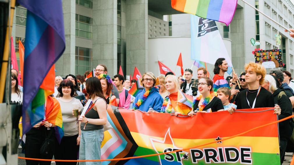 Auf dem Foto sind demonstrierende Personen mit der progressive Pride Flag zu sehen. (Foto: Katie Aileen Dempsey)