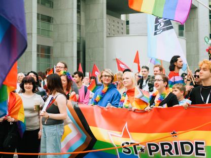Auf dem Foto sind demonstrierende Personen mit der progressive Pride Flag zu sehen. (Foto: Katie Aileen Dempsey)